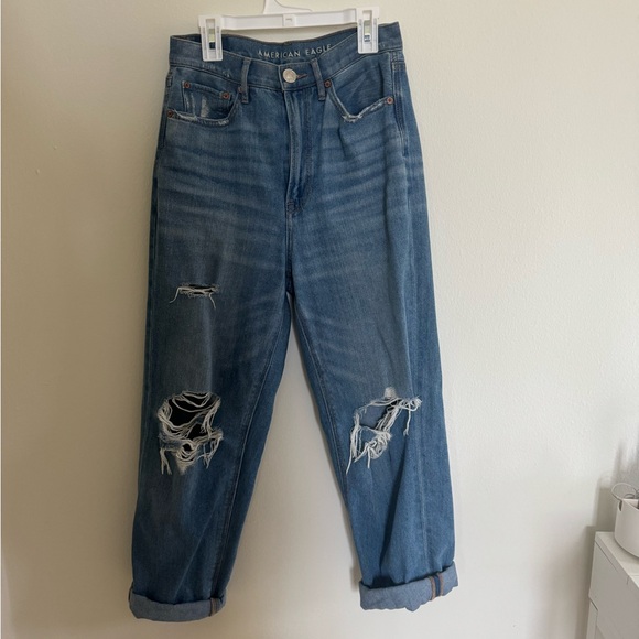 American Eagle High Rise Midwash Distressed Mom Jeans in Size 2- worn one time! - Picture 3 of 6